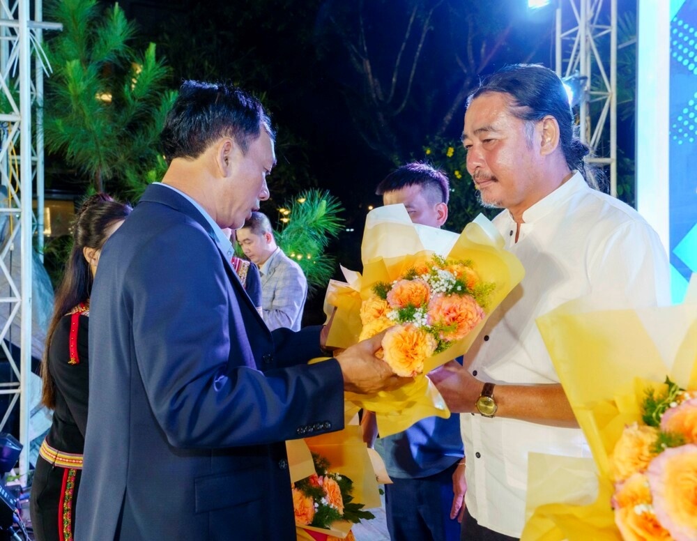  Ông Đào Minh Trí (bên phải) – Phó Trưởng Ban Tổ chức Thường trực, Nhà tài trợ chính của Giải Tennis - Pickleball Cúp Mỏ đá Làng Bi. Ảnh: Minh Vỹ.