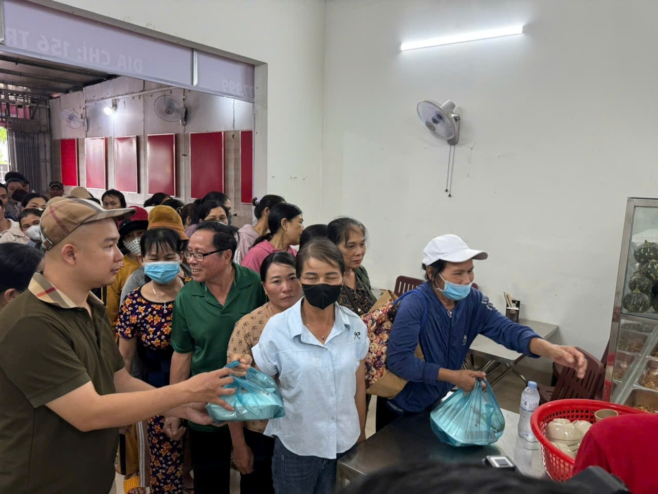  Mỗi ngày, Quán cơm 0 đồng Phương Đông phục vụ hàng trăm suất cơm miễn phí, tiếp sức cho bệnh nhân và người nhà trên hành trình vượt qua bệnh tật.