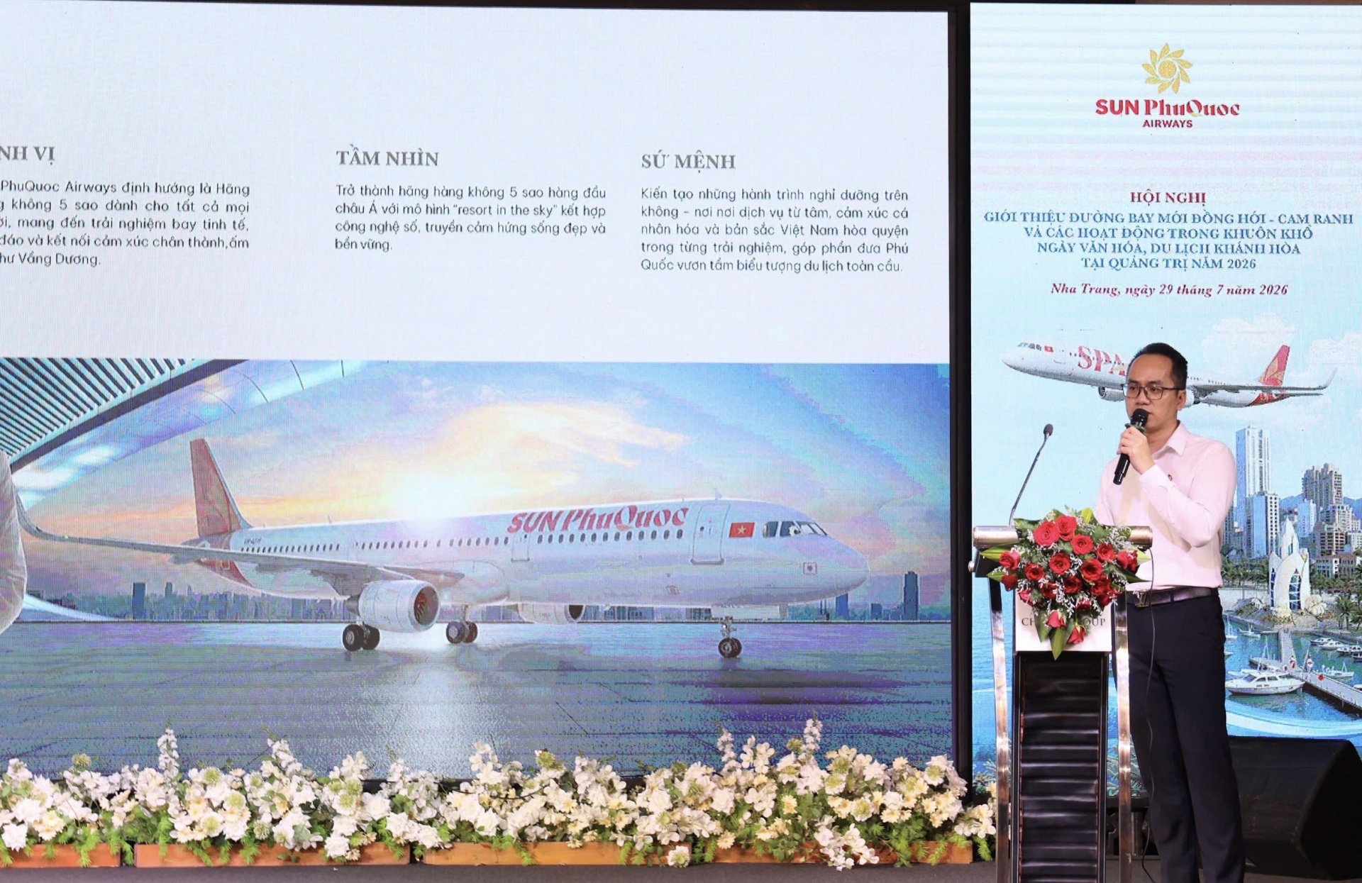 Ông Lã Vĩnh Nam - Giám đốc Kinh doanh Sun PhuQuoc Airways giới thiệu về đường bay Đồng Hới - Cam Ranh. 