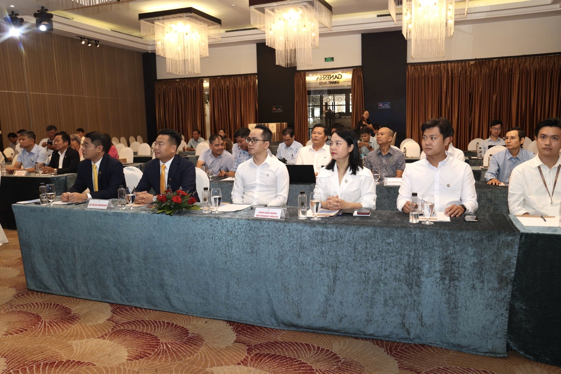 Toàn cảnh hội nghị.