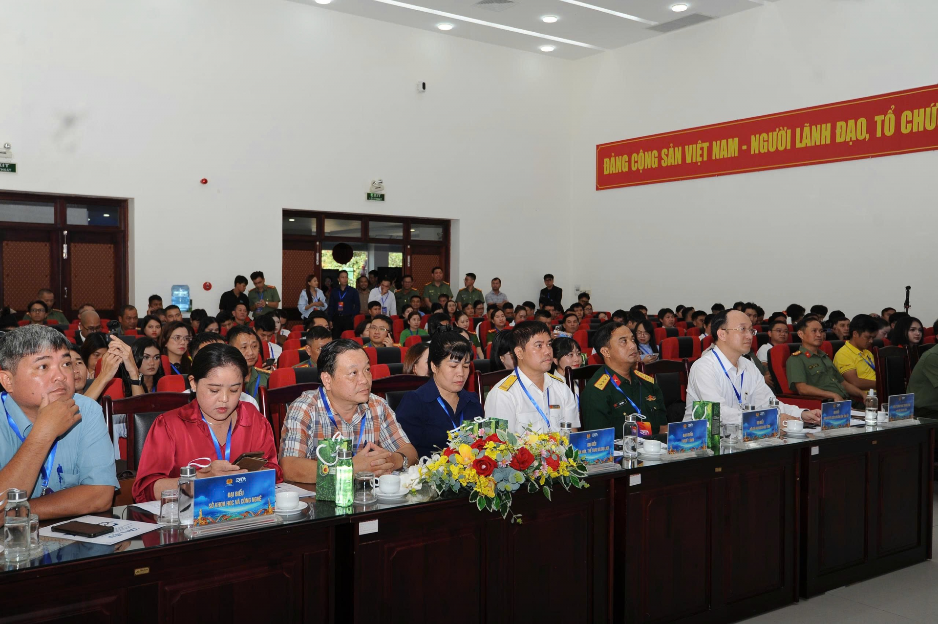 Lãnh đạo tỉnh, đại diện các sở, ban, ngành, lực lượng Công an cùng đông đảo KOL, KOC tham dự lễ ra mắt Câu lạc bộ Niềm tin số tỉnh Đắk Lắk. Lãnh đạo tỉnh, đại diện các sở, ban, ngành, lực lượng Công an cùng đông đảo KOL, KOC tham dự lễ ra mắt Câu lạc bộ Niềm tin số tỉnh Đắk Lắk.