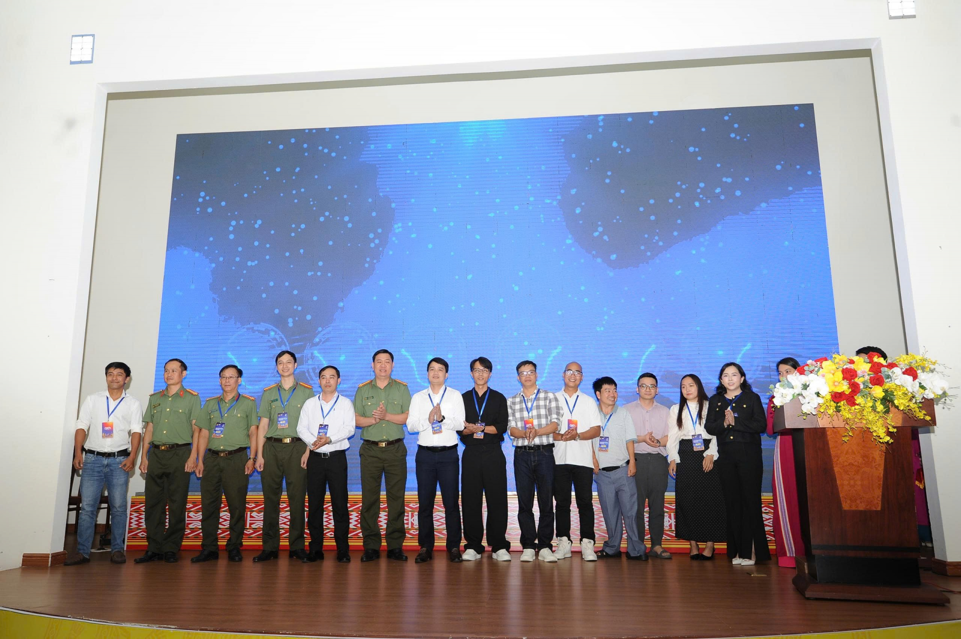 Lãnh đạo Công an tỉnh Đắk Lắk cùng đại diện các sở, ban, ngành và các KOL, KOC thực hiện nghi thức ra mắt Câu lạc bộ Niềm tin số tỉnh Đắk Lắk, mở ra mạng lưới kết nối lan tỏa thông tin tích cực trên không gian mạng. Lãnh đạo Công an tỉnh Đắk Lắk cùng đại diện các sở, ban, ngành và các KOL, KOC thực hiện nghi thức ra mắt Câu lạc bộ Niềm tin số tỉnh Đắk Lắk, mở ra mạng lưới kết nối lan tỏa thông tin tích cực trên không gian mạng.