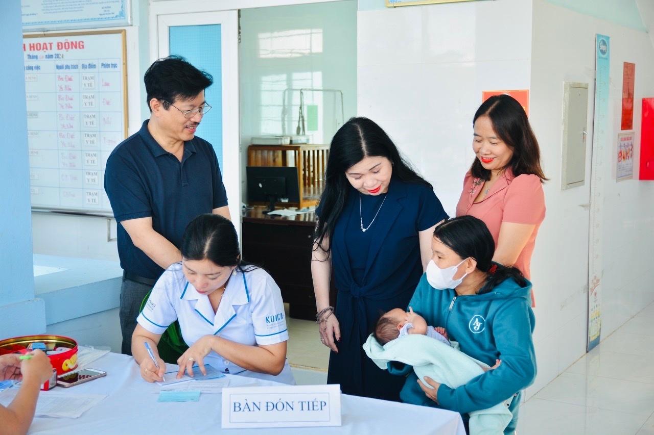 PGS.TS Phan Lê Thu Hằng và cán bộ y tế tỉnh Quảng Trị hỏi thăm người dân đưa con đến tiêm chủng tại Trạm y tế Cam Tuyền (xã Hiếu Giang, Quảng Trị) PGS.TS Phan Lê Thu Hằng và cán bộ y tế tỉnh Quảng Trị hỏi thăm người dân đưa con đến tiêm chủng tại Trạm y tế Cam Tuyền (xã Hiếu Giang, Quảng Trị)