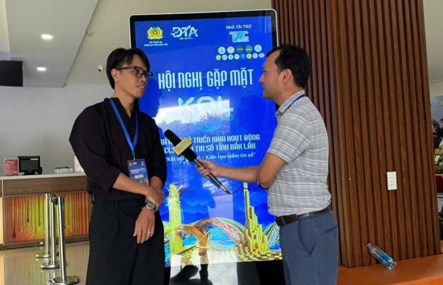 Anh Cao Xuân Huy, KOL hoạt động trong lĩnh vực du lịch và văn hóa Tây Nguyên, trao đổi với phóng viên bên lề hội nghị về vai trò của KOL trong việc lan tỏa thông tin chính thống và xây dựng môi trường số an toàn, văn minh. Anh Cao Xuân Huy, KOL hoạt động trong lĩnh vực du lịch và văn hóa Tây Nguyên, trao đổi với phóng viên bên lề hội nghị về vai trò của KOL trong việc lan tỏa thông tin chính thống và xây dựng môi trường số an toàn, văn minh.