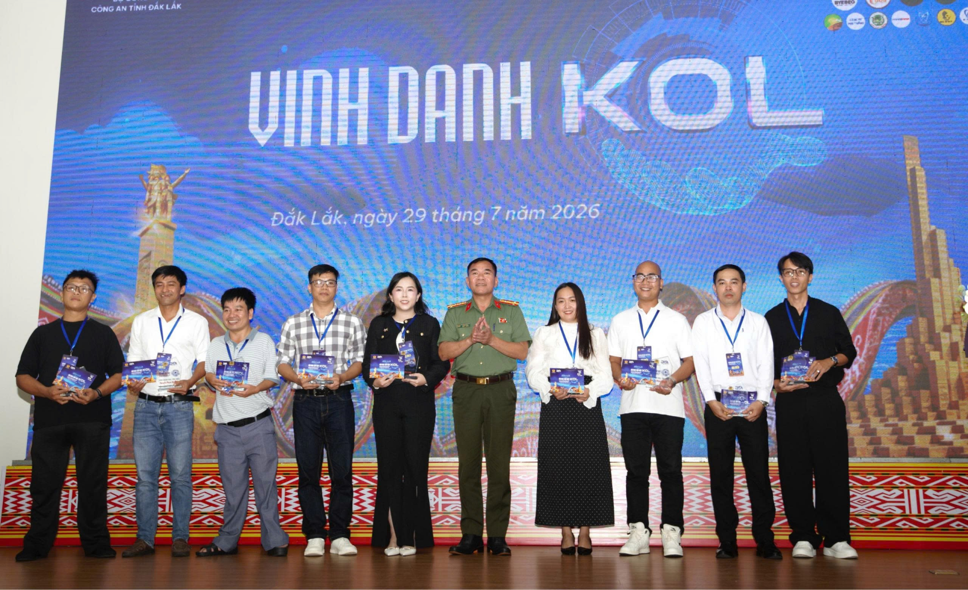 Đại tá Nguyễn Quang Vịnh, Trưởng phòng PA05, Công an tỉnh Đắk Lắk trao biểu trưng vinh danh các KOL, KOC tiêu biểu tại Hội nghị gặp mặt KOL và lễ ra mắt Câu lạc bộ Niềm tin số tỉnh Đắk Lắk. Đại tá Nguyễn Quang Vịnh, Trưởng phòng PA05, Công an tỉnh Đắk Lắk trao biểu trưng vinh danh các KOL, KOC tiêu biểu tại Hội nghị gặp mặt KOL và lễ ra mắt Câu lạc bộ Niềm tin số tỉnh Đắk Lắk.