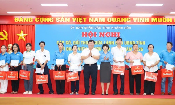 Liên đoàn LĐ tỉnh Khánh Hòa trao 100 suất quà hỗ trợ cho đoàn viên, người LĐ có hoàn cảnh khó khăn.