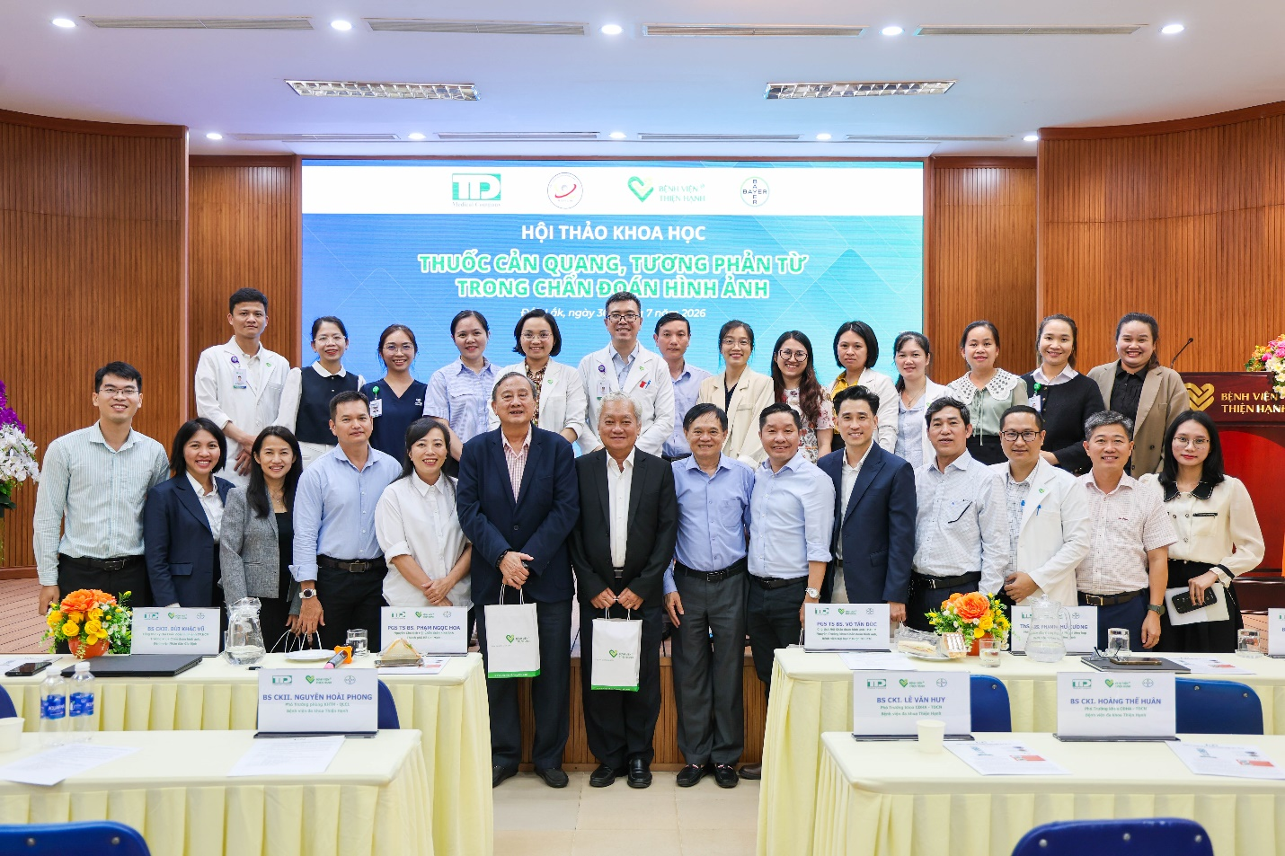 Các chuyên gia, báo cáo viên và đại biểu chụp ảnh lưu niệm sau hội thảo, khép lại chương trình với nhiều nội dung chuyên môn thiết thực. Các chuyên gia, báo cáo viên và đại biểu chụp ảnh lưu niệm sau hội thảo, khép lại chương trình với nhiều nội dung chuyên môn thiết thực.