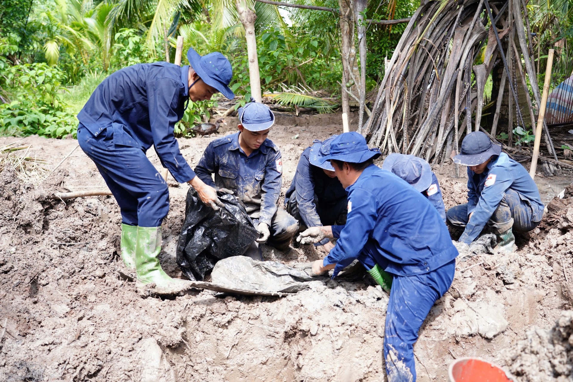 Đội K90 Quân khu 9 quy tập hài cốt liệt sĩ. Đội K90 Quân khu 9 quy tập hài cốt liệt sĩ.
