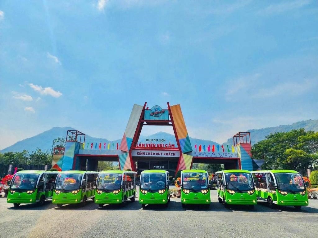 Núi Cấm chào đón, xe xanh đợi sẵn.
