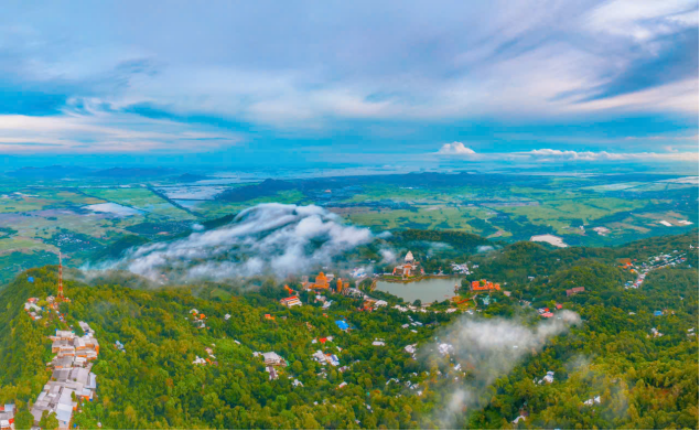    Trung tâm hành hương Núi Cấm.