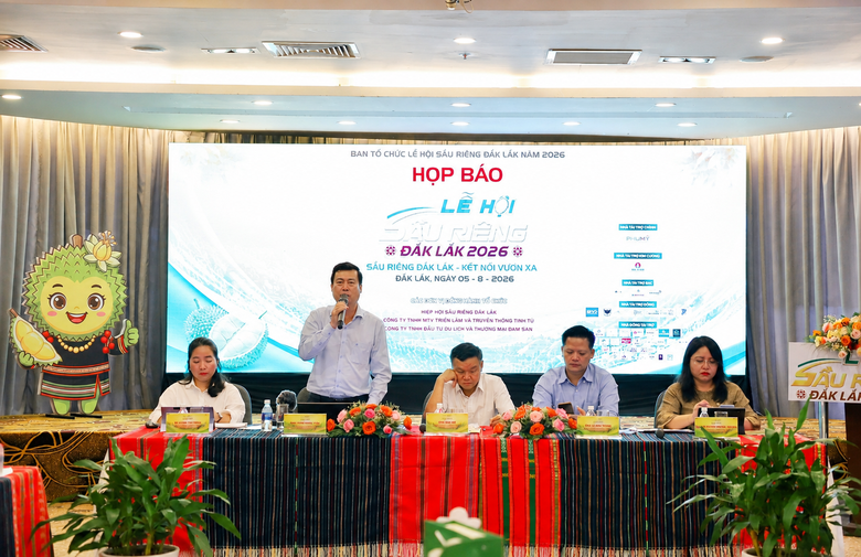 Ông Trần Hồng Tiến, Giám đốc Sở Văn hóa, Thể thao và Du lịch Đắk Lắk, trả lời câu hỏi của phóng viên về định hướng nâng tầm Lễ hội Sầu riêng Đắk Lắk.