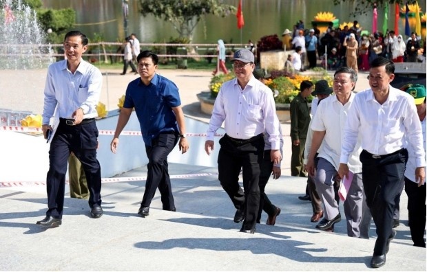     Đ/c Hồ Văn Mừng - Chủ tịch UBND tỉnh An Giang khảo sát thực địa quy hoạch Núi Cấm.