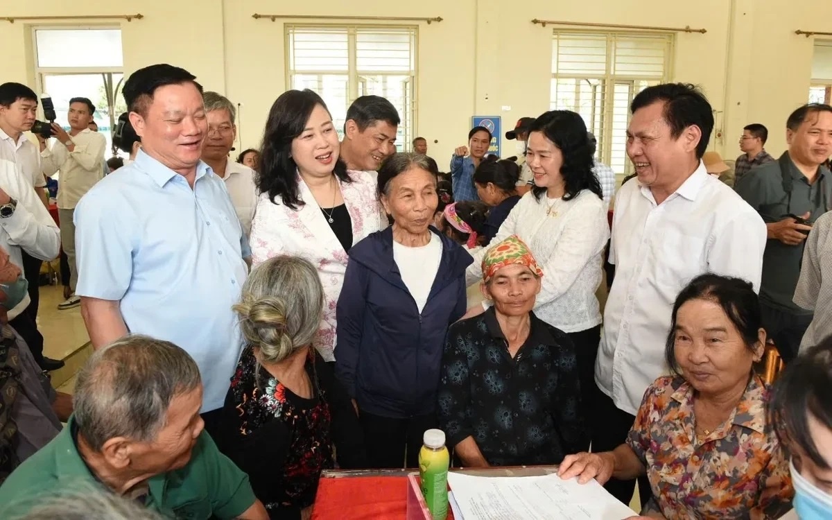 Bộ trưởng Đào Hồng Lan và lãnh đạo tỉnh Nghệ An hỏi thăm bà con nhân dân đến thăm khám sức khoẻ tại chương trình khám sức khỏe định kỳ của tỉnh Nghệ An. Ảnh: Bộ Y tế
