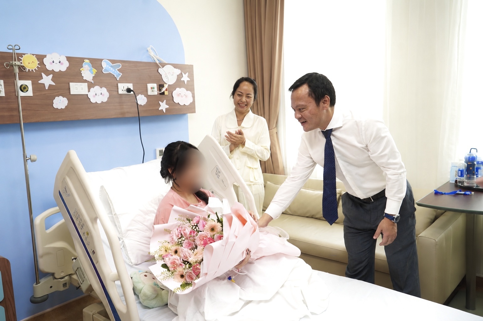 PGS.TS.BS Hoàng Quốc Cường – Giám đốc Sở Y tế Cần Thơ thăm hỏi bệnh nhân sau ca phẫu thuật tại Vinmec Cần Thơ. PGS.TS.BS Hoàng Quốc Cường – Giám đốc Sở Y tế Cần Thơ thăm hỏi bệnh nhân sau ca phẫu thuật tại Vinmec Cần Thơ.