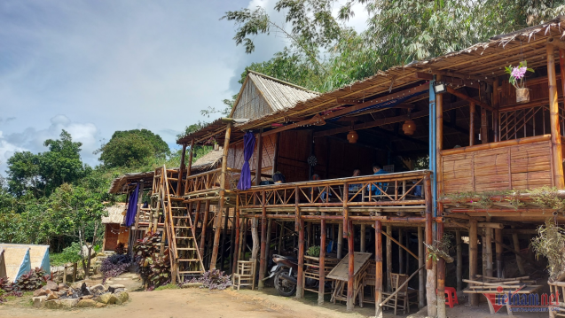    Du lịch tự phát bủa vây núi thiêng.