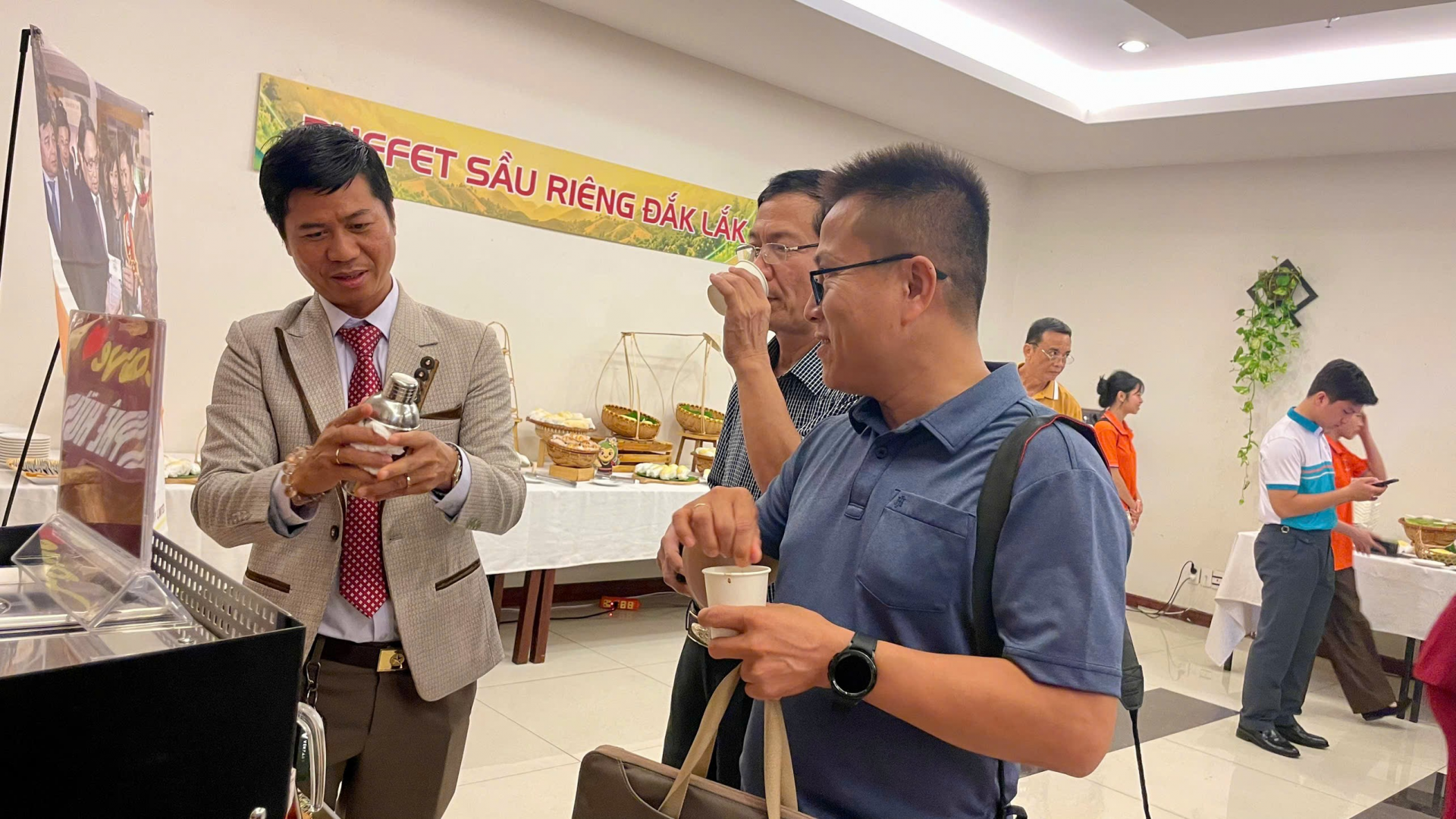  Các đại biểu thưởng thức cà phê và sầu riêng Đắk Lắk bên lề sự kiện.
