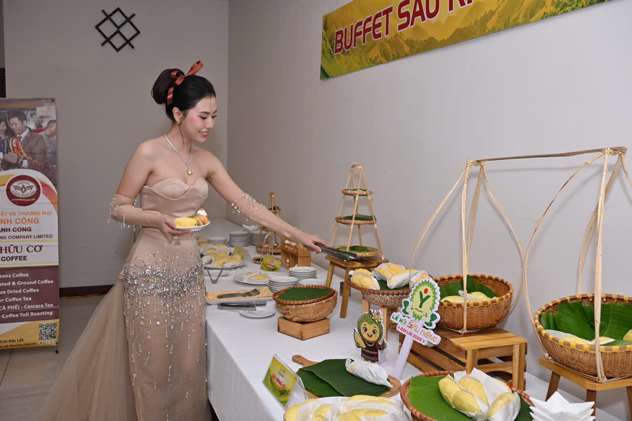  Hoa hậu Đinh Thị Hoa trải nghiệm không gian thưởng thức buffet sầu riêng tại Lễ hội Sầu riêng Đắk Lắk 2026.