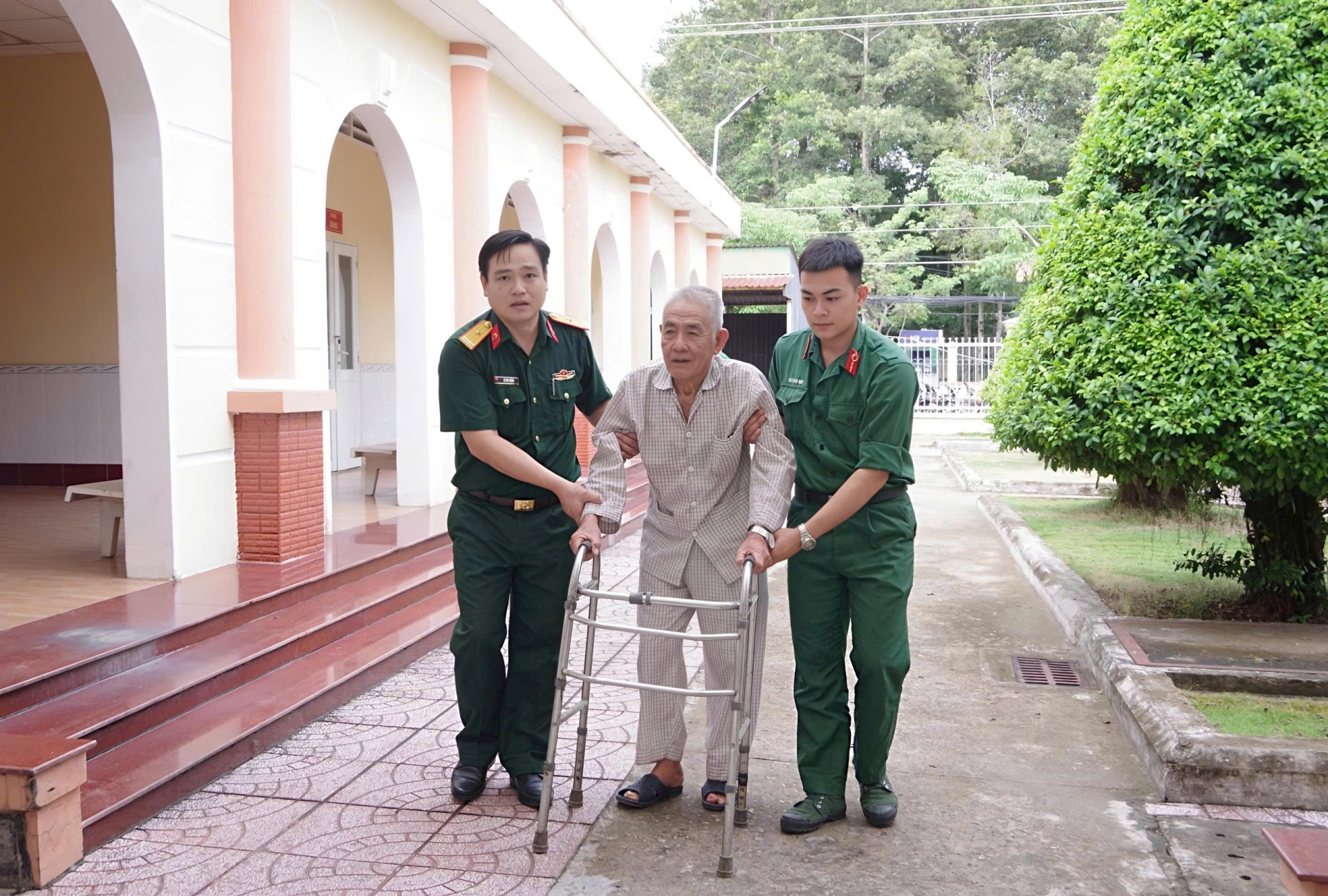 Bệnh viện Quân y 121 khám bệnh, cấp thuốc miễn phí cho hơn 400 người dân An Giang Bệnh viện Quân y 121 khám bệnh, cấp thuốc miễn phí cho hơn 400 người dân An Giang