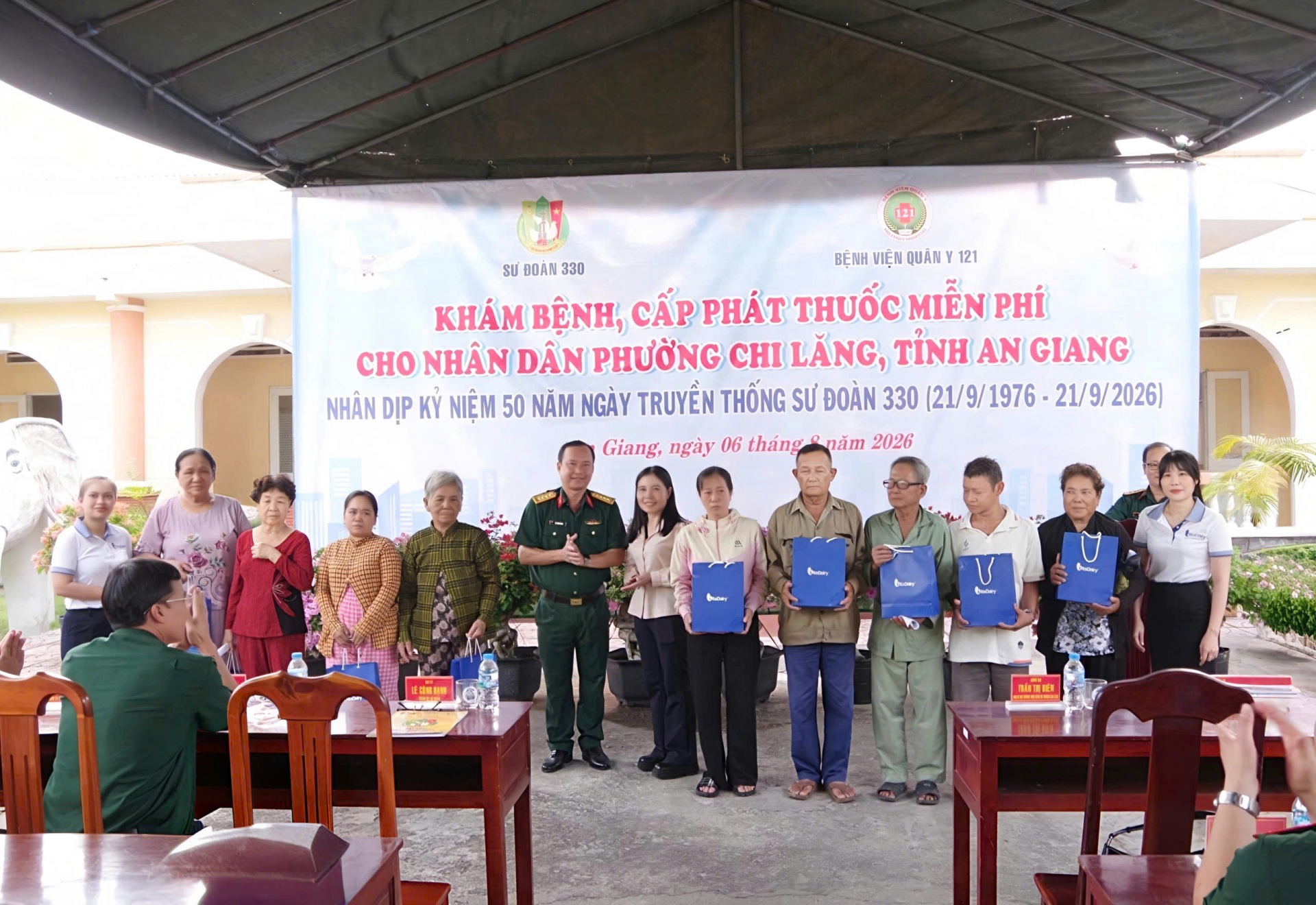 Bệnh viện Quân y 121 khám bệnh, cấp thuốc miễn phí cho hơn 400 người dân An Giang Bệnh viện Quân y 121 khám bệnh, cấp thuốc miễn phí cho hơn 400 người dân An Giang