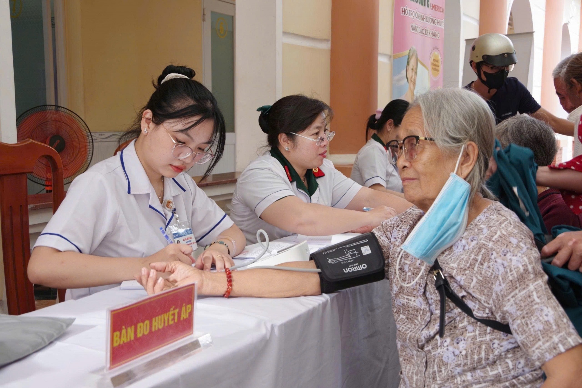 Bệnh viện Quân y 121 khám bệnh, cấp thuốc miễn phí cho hơn 400 người dân An Giang