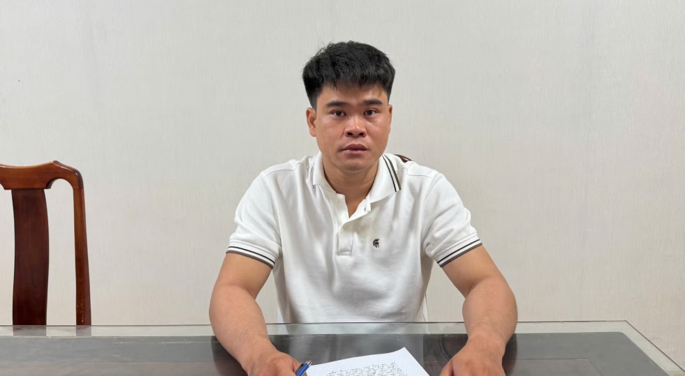 Đối tượng Dương Đại Long đang bị cơ quan Công an điều tra, làm rõ hành vi bạo hành trẻ em. Đối tượng Dương Đại Long đang bị cơ quan Công an điều tra, làm rõ hành vi bạo hành trẻ em.