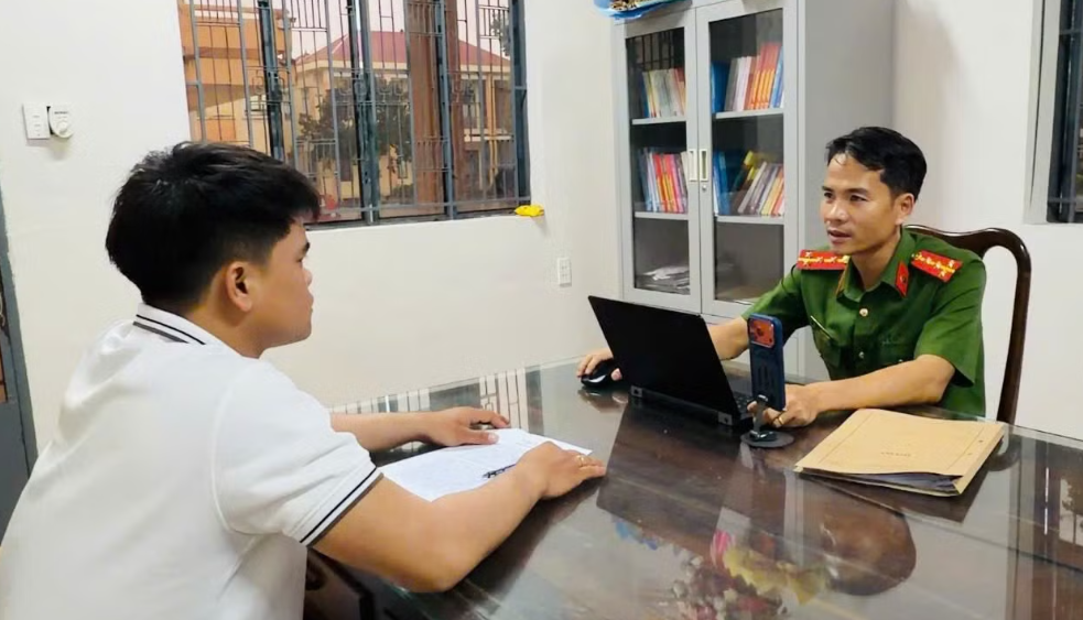 Công an phường Bình Phước lấy lời khai đối tượng Dương Đại Long để phục vụ công tác điều tra. Công an phường Bình Phước lấy lời khai đối tượng Dương Đại Long để phục vụ công tác điều tra.