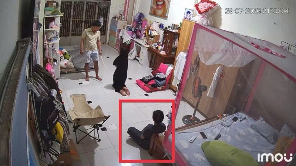 Theo điều tra ban đầu, mẹ ruột của bé gái có mặt trong nhiều lần con bị bạo hành nhưng không có động thái bảo vệ. Theo điều tra ban đầu, mẹ ruột của bé gái có mặt trong nhiều lần con bị bạo hành nhưng không có động thái bảo vệ.