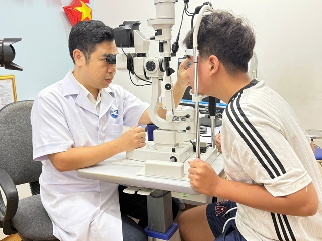 Bác sĩ khám mắt cho bệnh nhân. Ảnh: VGP