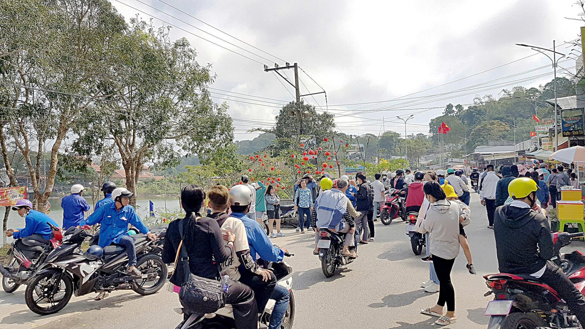 Đỉnh Núi Cấm - còn đâu nét đẹp văn hóa tâm linh, tín ngưỡng ngàn mây. Đỉnh Núi Cấm - còn đâu nét đẹp văn hóa tâm linh, tín ngưỡng ngàn mây.