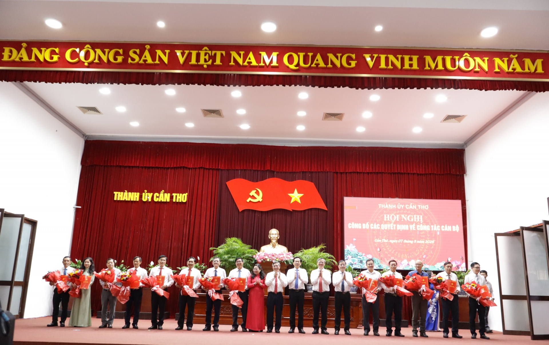 Cần Thơ: Trao quyết định phân công, điều động, bổ nhiệm, giới thiệu 60 cán bộ Cần Thơ: Trao quyết định phân công, điều động, bổ nhiệm, giới thiệu 60 cán bộ