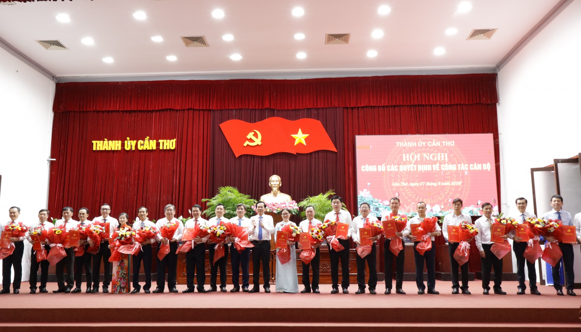 Cần Thơ: Trao quyết định phân công, điều động, bổ nhiệm, giới thiệu 60 cán bộ