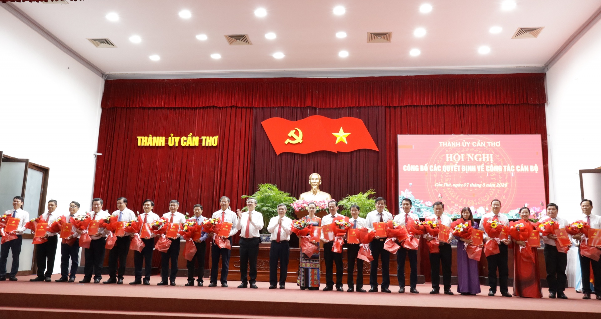 Cần Thơ: Trao quyết định phân công, điều động, bổ nhiệm, giới thiệu 60 cán bộ Cần Thơ: Trao quyết định phân công, điều động, bổ nhiệm, giới thiệu 60 cán bộ