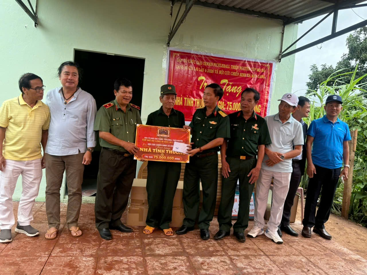 Đại diện Ban Tổ chức trao bảng tượng trưng hỗ trợ xây dựng “Nhà tình thương” trị giá 75 triệu đồng cho gia đình cựu chiến binh tại xã Kon Gang. Đại diện Ban Tổ chức trao bảng tượng trưng hỗ trợ xây dựng “Nhà tình thương” trị giá 75 triệu đồng cho gia đình cựu chiến binh tại xã Kon Gang.