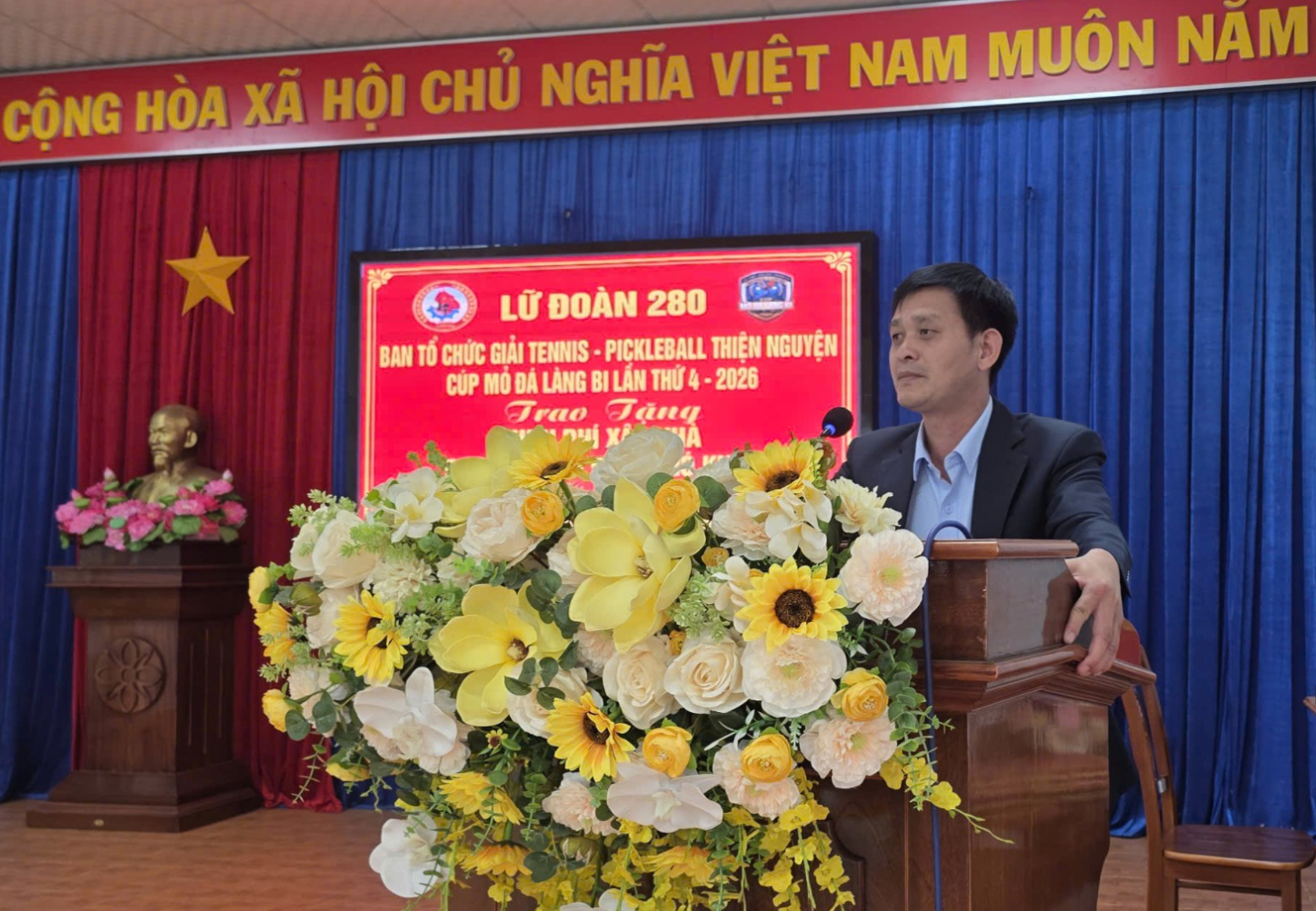 Ông Trần Minh Chấn – Bí thư Đảng ủy, Chủ tịch HĐND xã Kon Gang phát biểu tại lễ trao kinh phí hỗ trợ xây dựng nhà ở cho các hộ nghèo, cận nghèo trên địa bàn. Ông Trần Minh Chấn – Bí thư Đảng ủy, Chủ tịch HĐND xã Kon Gang phát biểu tại lễ trao kinh phí hỗ trợ xây dựng nhà ở cho các hộ nghèo, cận nghèo trên địa bàn.