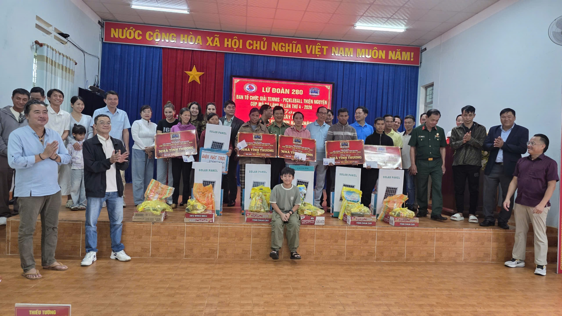 Đại diện Ban Tổ chức, lãnh đạo địa phương và các hộ dân chụp ảnh lưu niệm tại lễ trao kinh phí hỗ trợ xây dựng nhà ở cho hộ nghèo, cận nghèo tại xã Kon Gang. Đại diện Ban Tổ chức, lãnh đạo địa phương và các hộ dân chụp ảnh lưu niệm tại lễ trao kinh phí hỗ trợ xây dựng nhà ở cho hộ nghèo, cận nghèo tại xã Kon Gang.