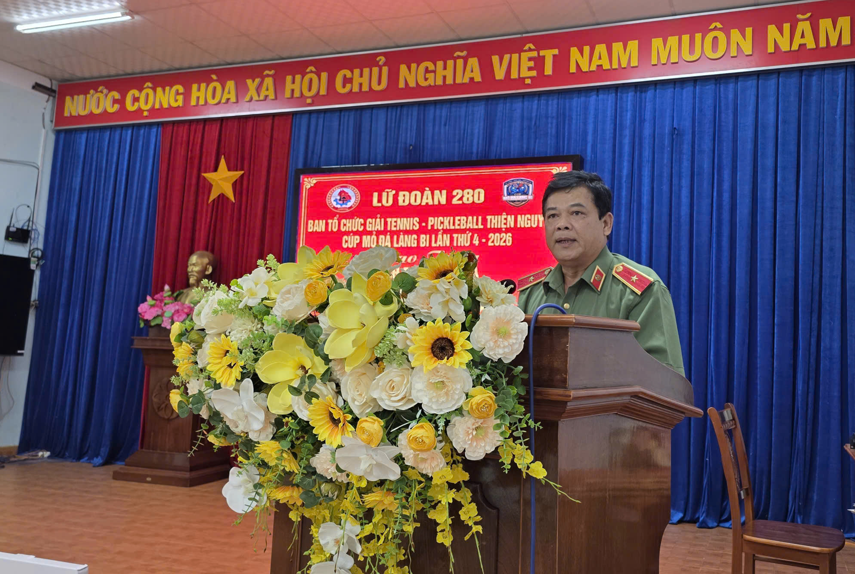 Tiến sĩ, Thiếu tướng Ra Lan Lâm – nguyên Giám đốc Công an tỉnh Gia Lai phát biểu tại chương trình thiện nguyện Cúp Mỏ đá Làng Bi lần thứ IV năm 2026. Tiến sĩ, Thiếu tướng Ra Lan Lâm – nguyên Giám đốc Công an tỉnh Gia Lai phát biểu tại chương trình thiện nguyện Cúp Mỏ đá Làng Bi lần thứ IV năm 2026.
