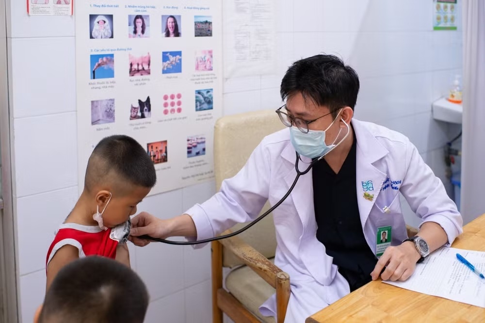 Tại mỗi buổi khám, các bác sĩ sẽ tiến hành khám sàng lọc: quan sát, nghe nhịp đập tim, siêu âm và kết luận tình trạng của từng trẻ. (Ảnh: Viettel)