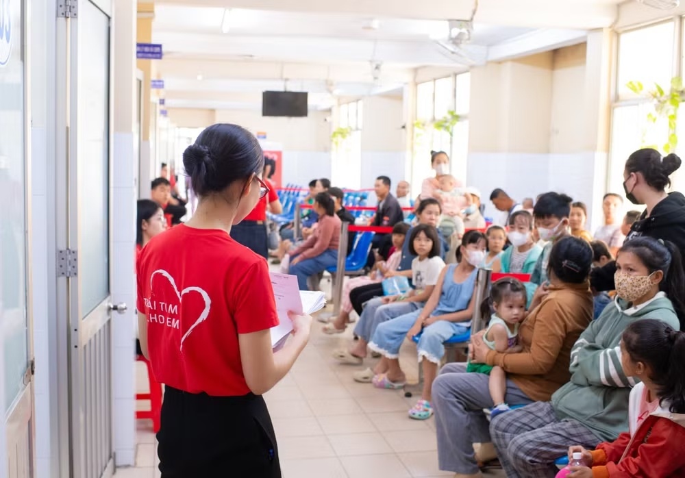 Khung cảnh đông đúc trên hành lang Bệnh viện Đa khoa Khánh Hoà trong 2 ngày diễn ra “Trái tim cho em” tại địa phương. (Ảnh: Viettel)