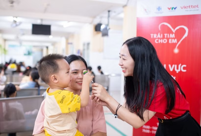 “Trái tim cho em” đến với các tỉnh không chỉ để phát hiện những em bé mắc tim bẩm sinh, mà để mở ra hy vọng chữa trị cho những hoàn cảnh thiếu thốn. (Ảnh: Viettel)