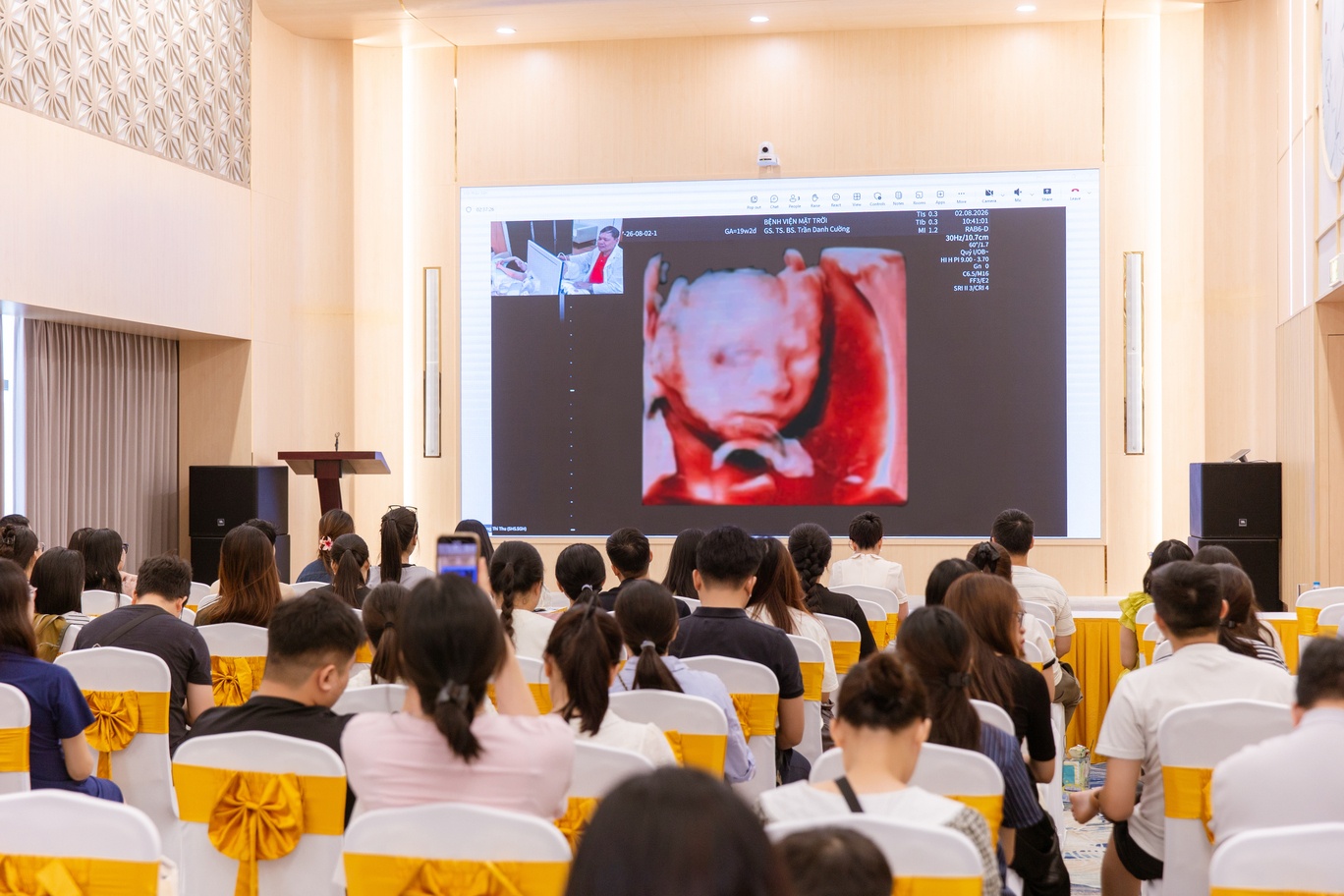 Lớp học Tiền sản do Bệnh viện Mặt Trời Hà Nội thu hút sự quan tâm của đông đảo mẹ bầu và người thân. Lớp học Tiền sản do Bệnh viện Mặt Trời Hà Nội thu hút sự quan tâm của đông đảo mẹ bầu và người thân.