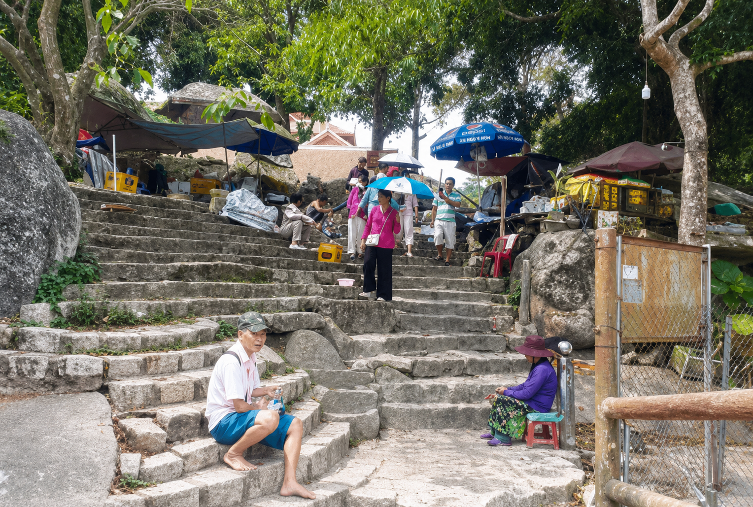 Nạn ăn xin, người bán thức ăn cho cá phóng sinh nở rộ bên hông Chùa Phật Lớn. Nạn ăn xin, người bán thức ăn cho cá phóng sinh nở rộ bên hông Chùa Phật Lớn.