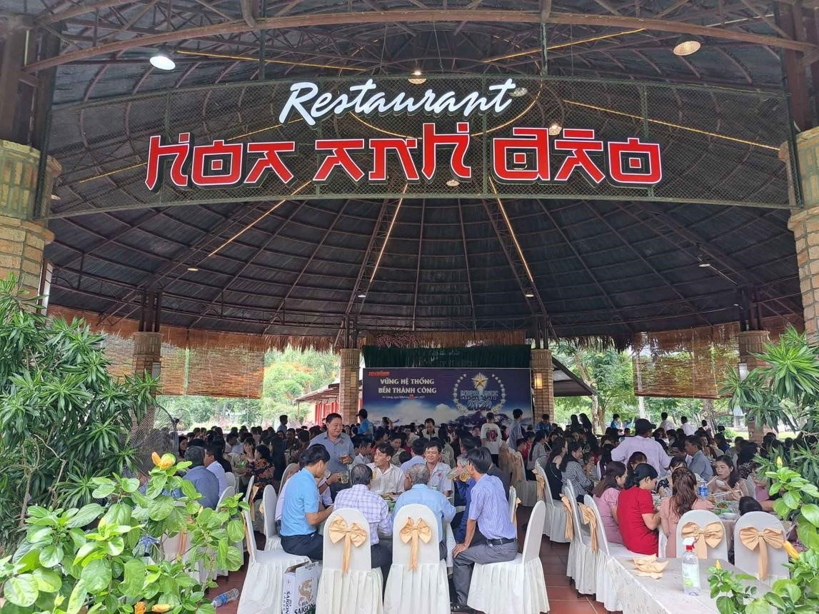 Nơi dùng bữa của du khách khi đến Núi Cấm. Nơi dùng bữa của du khách khi đến Núi Cấm.