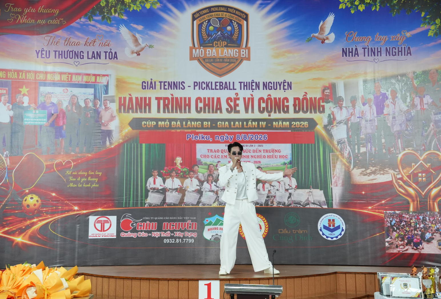 Ca sĩ Ken Trần biểu diễn tại Giải Tennis - Pickleball thiện nguyện Gia Lai lần thứ IV – Cúp Mỏ đá Làng Bi, mang đến những nhạc phẩm mới và các ca khúc sắp ra mắt, góp phần tạo không khí sôi động, trẻ trung cho chương trình. Ca sĩ Ken Trần biểu diễn tại Giải Tennis - Pickleball thiện nguyện Gia Lai lần thứ IV – Cúp Mỏ đá Làng Bi, mang đến những nhạc phẩm mới và các ca khúc sắp ra mắt, góp phần tạo không khí sôi động, trẻ trung cho chương trình.