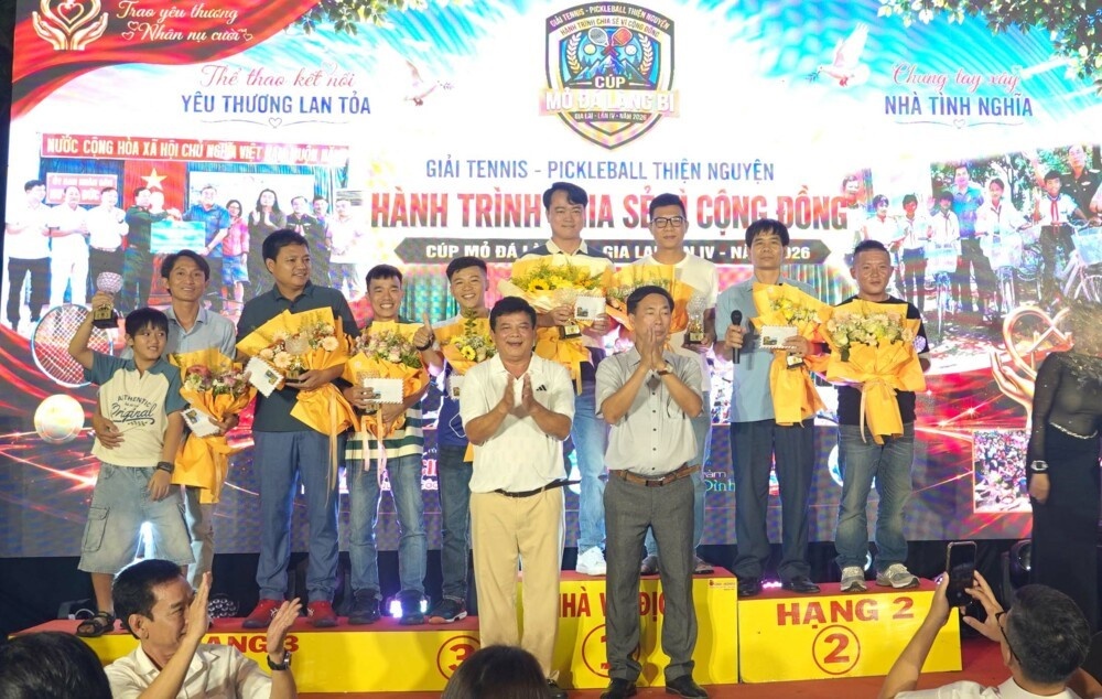 Các vận động viên đạt thành tích cao ở nội dung Tennis chụp ảnh lưu niệm tại lễ trao giải, ghi nhận những nỗ lực, tinh thần thi đấu đoàn kết, trung thực và cống hiến hết mình trong suốt mùa giải. Các vận động viên đạt thành tích cao ở nội dung Tennis chụp ảnh lưu niệm tại lễ trao giải, ghi nhận những nỗ lực, tinh thần thi đấu đoàn kết, trung thực và cống hiến hết mình trong suốt mùa giải.