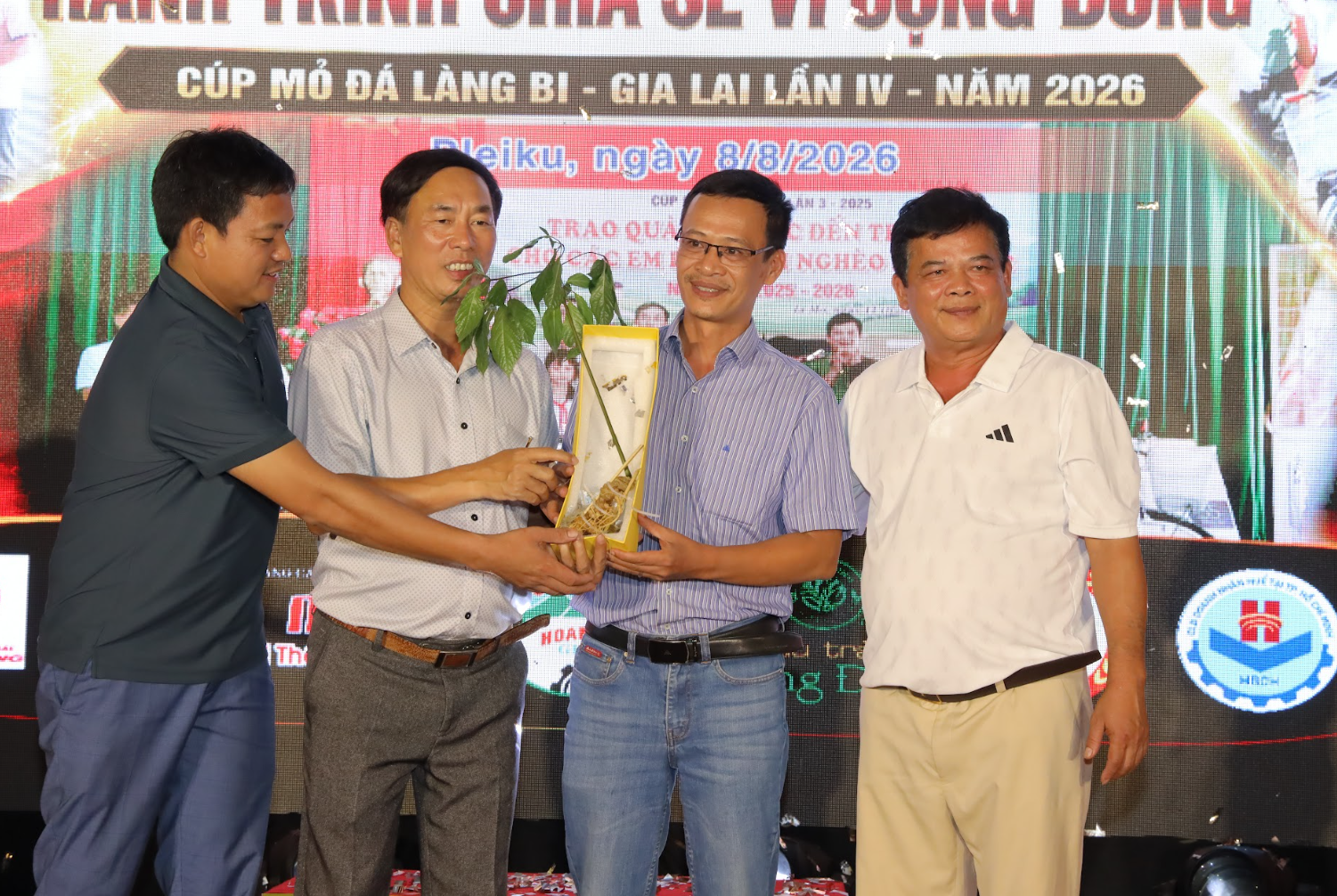 Trao tặng cây sâm Ngọc Linh 18 năm tuổi – điểm nhấn tại phiên đấu giá gây quỹ thiện nguyện của Giải Tennis - Pickleball Gia Lai lần thứ IV – Cúp Mỏ đá Làng Bi. Trao tặng cây sâm Ngọc Linh 18 năm tuổi – điểm nhấn tại phiên đấu giá gây quỹ thiện nguyện của Giải Tennis - Pickleball Gia Lai lần thứ IV – Cúp Mỏ đá Làng Bi.