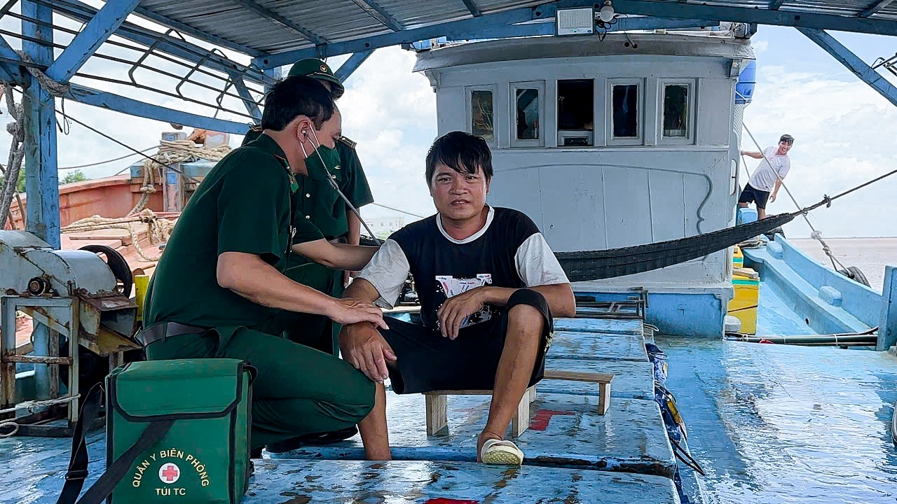 Bộ đội Biên phòng Cần Thơ cứu 5 ngư dân cùng tàu cá gặp nạn trên biển Bộ đội Biên phòng Cần Thơ cứu 5 ngư dân cùng tàu cá gặp nạn trên biển