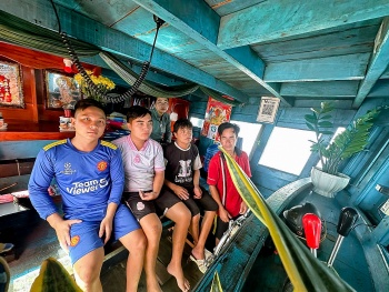 Bộ đội Biên phòng Cần Thơ cứu 5 ngư dân cùng tàu cá gặp nạn trên biển