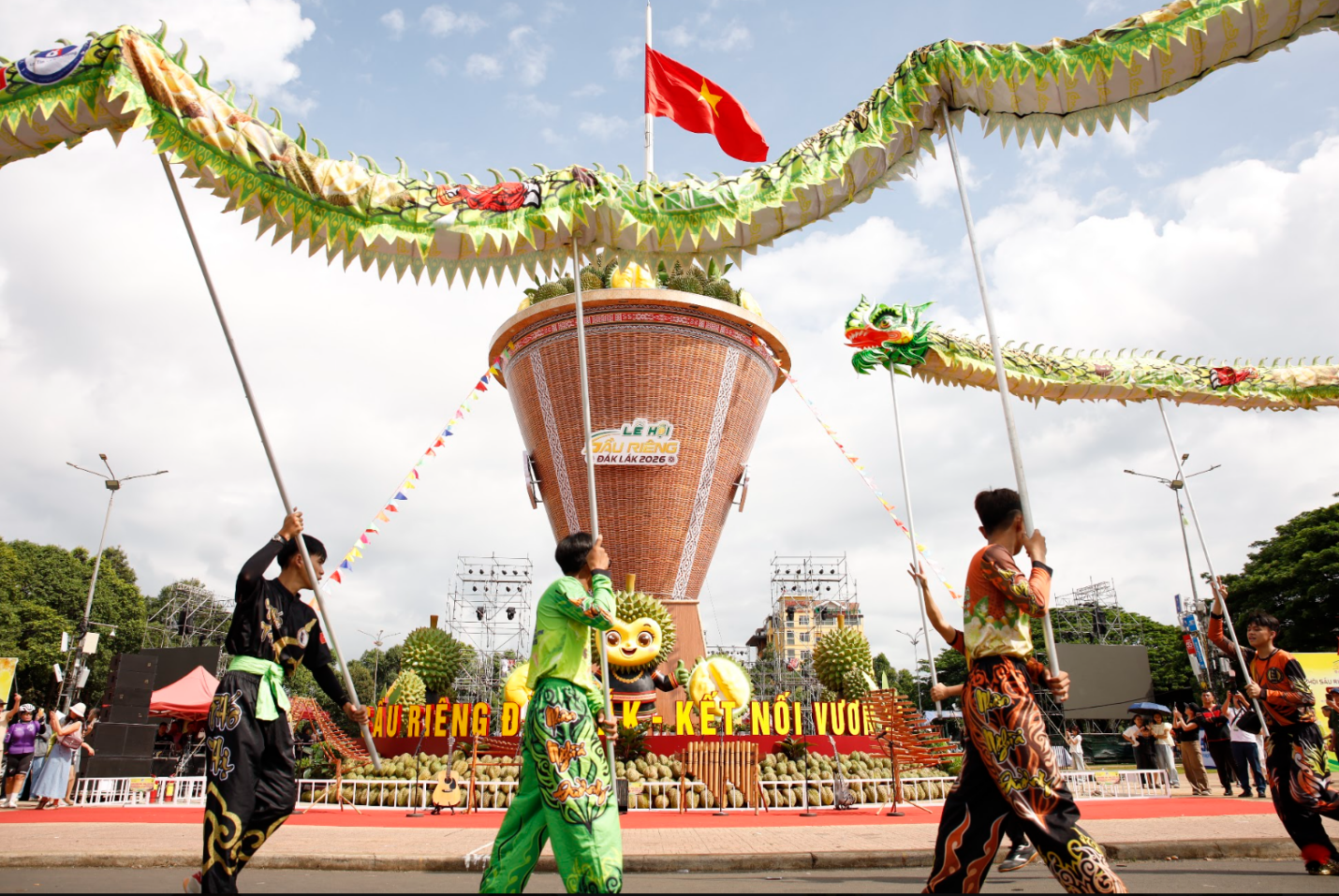 Sự kết hợp ấn tượng giữa màn múa lân – sư – rồng của Nhân Nghĩa Đường và mô hình “Gùi sầu riêng” lục sắc, tạo nên không khí sôi động, mang đậm sắc màu văn hóa tại Lễ hội Sầu riêng Đắk Lắk 2026. Sự kết hợp ấn tượng giữa màn múa lân – sư – rồng của Nhân Nghĩa Đường và mô hình “Gùi sầu riêng” lục sắc, tạo nên không khí sôi động, mang đậm sắc màu văn hóa tại Lễ hội Sầu riêng Đắk Lắk 2026.