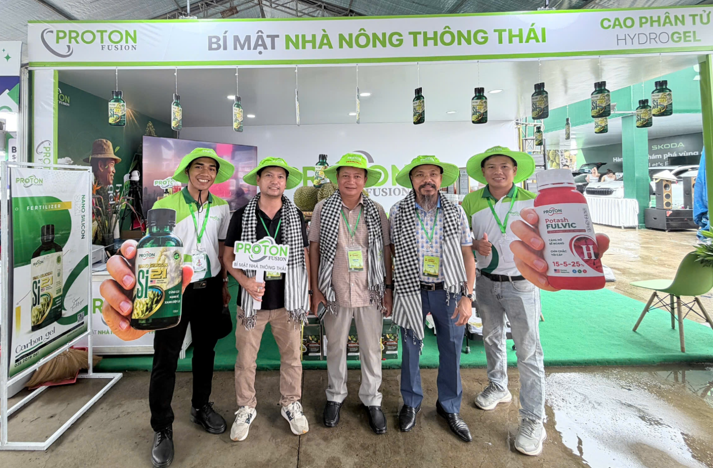Du khách tham quan, trải nghiệm các gian hàng tại Khu trưng bày, quảng bá và giới thiệu chuyên ngành sầu riêng và sản phẩm OCOP trong khuôn khổ Lễ hội Sầu riêng Đắk Lắk năm 2026. Du khách tham quan, trải nghiệm các gian hàng tại Khu trưng bày, quảng bá và giới thiệu chuyên ngành sầu riêng và sản phẩm OCOP trong khuôn khổ Lễ hội Sầu riêng Đắk Lắk năm 2026.