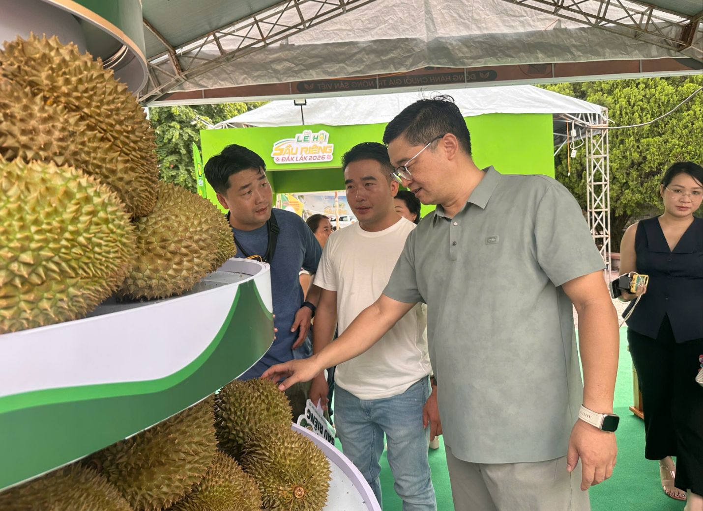 Ông Li Cheng Jun, đại diện một doanh nghiệp tỉnh Sơn Đông (Trung Quốc), tham quan Lễ hội sầu riêng Đắk Lắk, tìm hiểu sản phẩm và chia sẻ mong muốn kết nối, mở rộng hợp tác thương mại nông sản giữa Việt Nam và Trung Quốc. Ông Li Cheng Jun, đại diện một doanh nghiệp tỉnh Sơn Đông (Trung Quốc), tham quan Lễ hội sầu riêng Đắk Lắk, tìm hiểu sản phẩm và chia sẻ mong muốn kết nối, mở rộng hợp tác thương mại nông sản giữa Việt Nam và Trung Quốc.